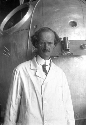 Prof. Auguste Piccard (die model stond voor. Zonnebloem, de typische verstrooide professor) in 1932